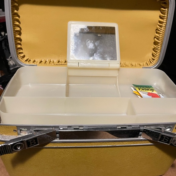 Yellow Traincase - Picture 2 of 6